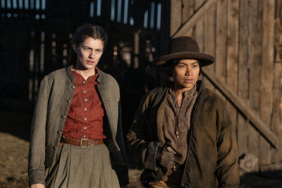 zwei Frauen vor einem Stahl....eine in grau-roter Kleidung, die andere in braun mit Hut