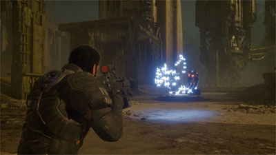 In Saros zielt der Hauptcharakter mit einer Waffe auf ein Alien, während das Alien blaue Laser schießt