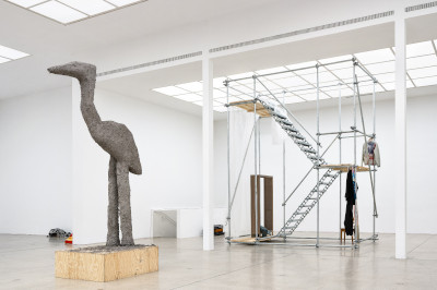 Ausstellungsansicht Secession, Vogel und Gerüst