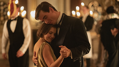 Mia McKenna-Bruce und Corey Mylchreest tanzen eng umschlungen in Agatha Christie Seven Dials