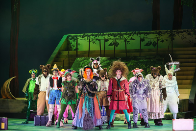 Das Ensemble von Shrek: Das Musical.