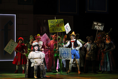 Die Märchenfiguren demonstrieren.