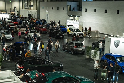 Autos und Messebesucher bei der Vienna Drive