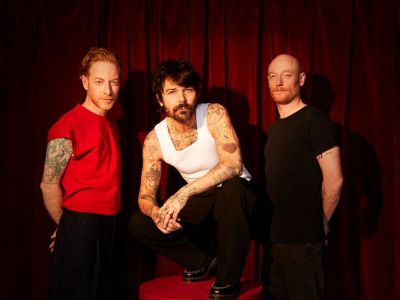 Bandfoto der Band Biffy Clyro vor rotem Hintergrund (c) Barracuda Music