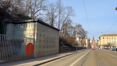 Außenansicht des Bunkers 10-Z an der Husova Straße in Brno.