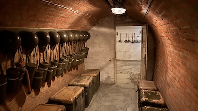Innenraum des Luftschutzbunkers 10-Z in Brno.