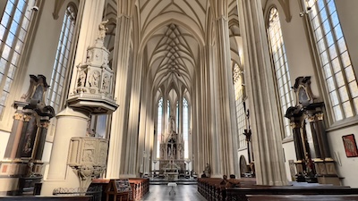 Das Innere von St. Jakob, der Brünner Stadtpfarrkirche in Brno.
