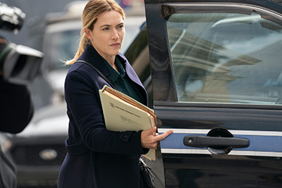 Kate Winslet als Ermittlerin Mare Sheehan auf der Suche nach Tätern und Zeugen in der HBO-Serie Mare of Easttown