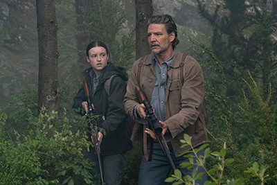 Bella Ramsey als Ellie und Pedro Pascal als Joel sind in den ungeschützten Wäldern unterwegs in der HBO-Serie The Last of Us