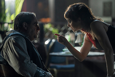 Colin Farrell als der Pinguin Oswald Cobblepot und Cristin Milioti als Sofia Falcone im verbalen Clinch in der HBO-Serie The Penguin