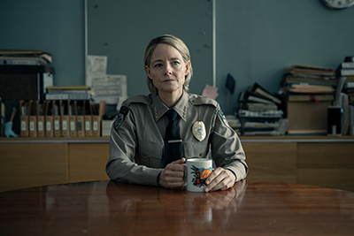 Jodie Foster als die Hauptermittlerin Liz Danvers in der Polizeistation in Alaska in der HBO-Serie True Detective: Night Country