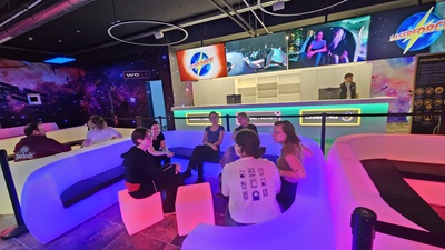 Gruppe von jungen Frauen sitzen in der Lounge im LaserDance im Prater