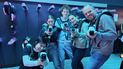 Familie mit Phasern und Lasertag-Weste