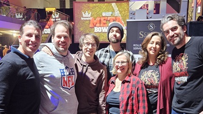 Fünf Männer und zwei Frauen vor der Leinwand bei der Super Bowl Party in der METAstadt