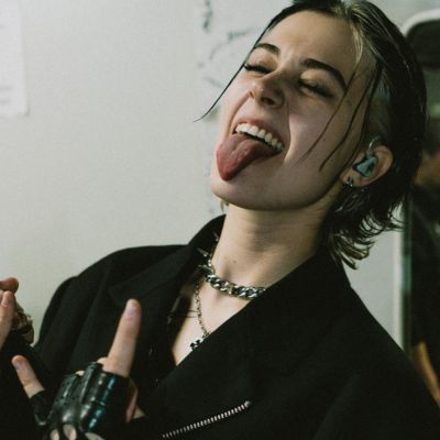 NESS mit der Pommesgabel und ausgestreckter Zunge