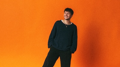 Sänger Rian vor oranger Wand