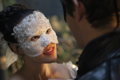 Maskierte Dame, lächeln