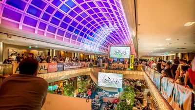 Großer Saal im Vienna Marriott Hotel mit Screens und Gästen beim Football schauen bei der Super Bowl Party