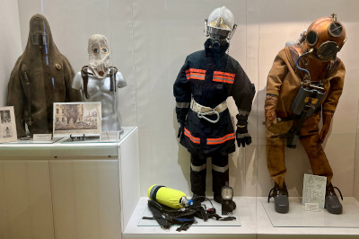 Feuerwehruniform und alter Taucheranzug