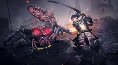 Ein Samurai in Nioh 3 holt zum Schlag gegen eine dämonische Krabbe aus
