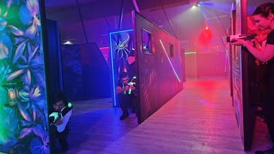 Drei Lasertag Spieler in Deckung