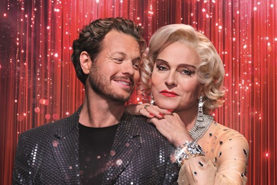 Mark Seibert im Anzug und Alfons Haider als Frau gekleidet im Sujet für das Stück Ein Käfig voller Narren