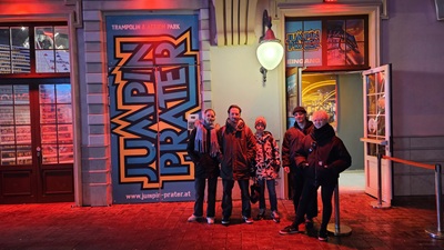 Pärchen und Familie stehen vor dem Eingang von Jumpin Prater am Riesenradplatz