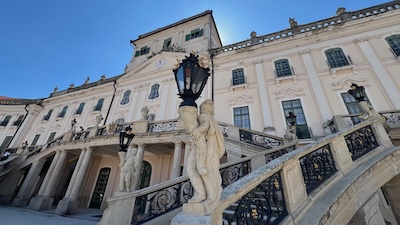 Die Freitreppe von Schloss Esterháza im ungarischen Fertőd.