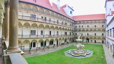 Der Arkadenhof des Renaissanceschlosses Bučovice.