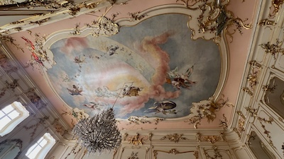 Das Deckenfresko von Josef Ignaz Mildorfer im Apoollo-Saal von Schloss Esterházy in Fertöd. 