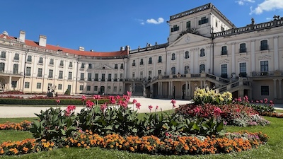 Der Mittelteil der Fassade von Schloss Esterházy in Fertöd, vom Ehrenhof aus gesehen. 