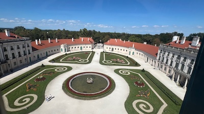 Der Ehrenhof von Schloss Esterháza in Fertöd.