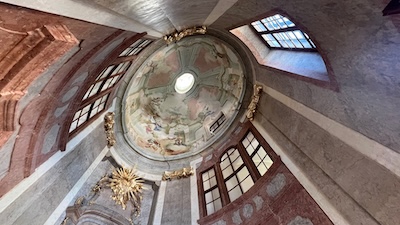 Blick in die ovale Kuppel der Schlosskapelle von Schloss Esterháza in Fertöd