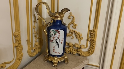 Ein blau-weißer Barocker Porzellankrug aus dem Besitz von Madame Pompadour im Schloss Esterházy in Fertöd.
