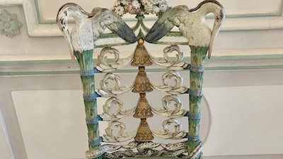 Rückenlehne eines Rokoko-Stuhls aus dem Chinesischen Pavillon "Bagatelle" des Parks von Schloss Esterházy in Fertöd.