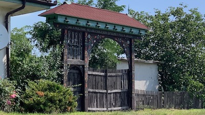 Das nachgebaute Székely-Tor am Bahnhof Nagycenk-Hidégseg.