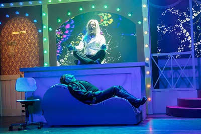 Psychiater und Patient auf der Bühne von Go West