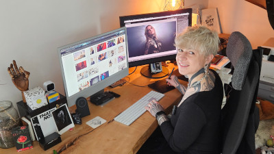Fotografin Jolly Schwarz bei der Fotobearbeitung am Computer an ihrem Schreibtisch