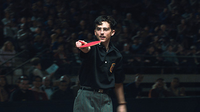 Timothée Chalamet spielt als Marty Mauser vor den Massen Tischtennsi (c) Tobis Film
