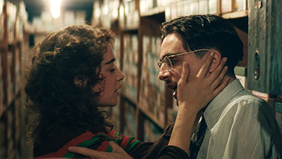 Odessa A’zion als Rachel Mitzler und Timothée Chalamet als Marty Mauser haben eine sehr spezielle Beziehung (c) Tobis Film