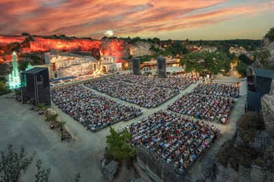 Oper im Steinbruch in St. Margarethen im Burgenland. Der Zuschauerraum und die Bühne zwischen zwei Felsformationen
