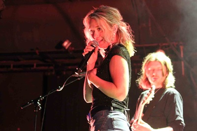 Better Joy Sängerin Bria Keely bei ihrem Gig im Gasometer. Dahinter ihr Gitarrist.