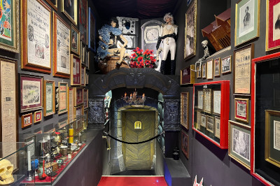 Ansicht von raum im clownmuseum, Bilder an der wand