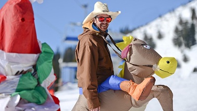Cowboy Kostüm im Winter auf der Gemeindealpe Mitterbach