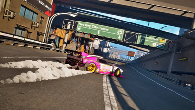 Ein pinker Rennwagen driftet durch eine Straße