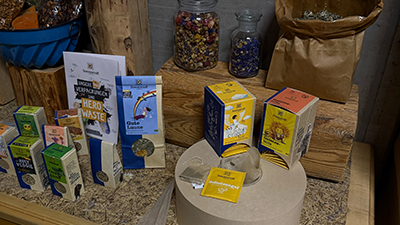 Diverse Produkte der Firma SONNENTOR zum Veranschaulichen der verschiedenen Verpackungsarten