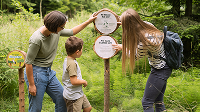 2 Frauen und ein Bub beim Erkunden einer der Wanderwege in der Nähe des SONNENTOR Erlebnis