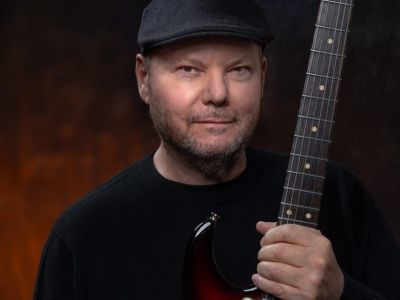 Christopher Cross mit Gitarre in seiner Hand