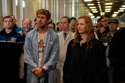 Ryan Gosling als Ryland Grace und Sandra Hüller als Eva Stratt suchen auf der Erde nach Antworten, wie man die Sonne vor dem Astrophagen retten kann in "Der Astronaut".