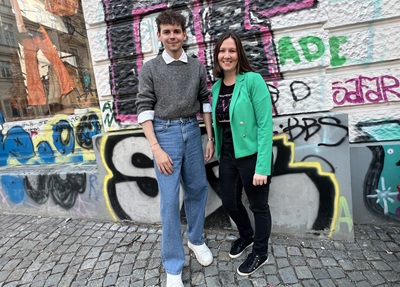 Michael Steiger und Stefanie Riegler vor dem Cafe in der Burggasse 24